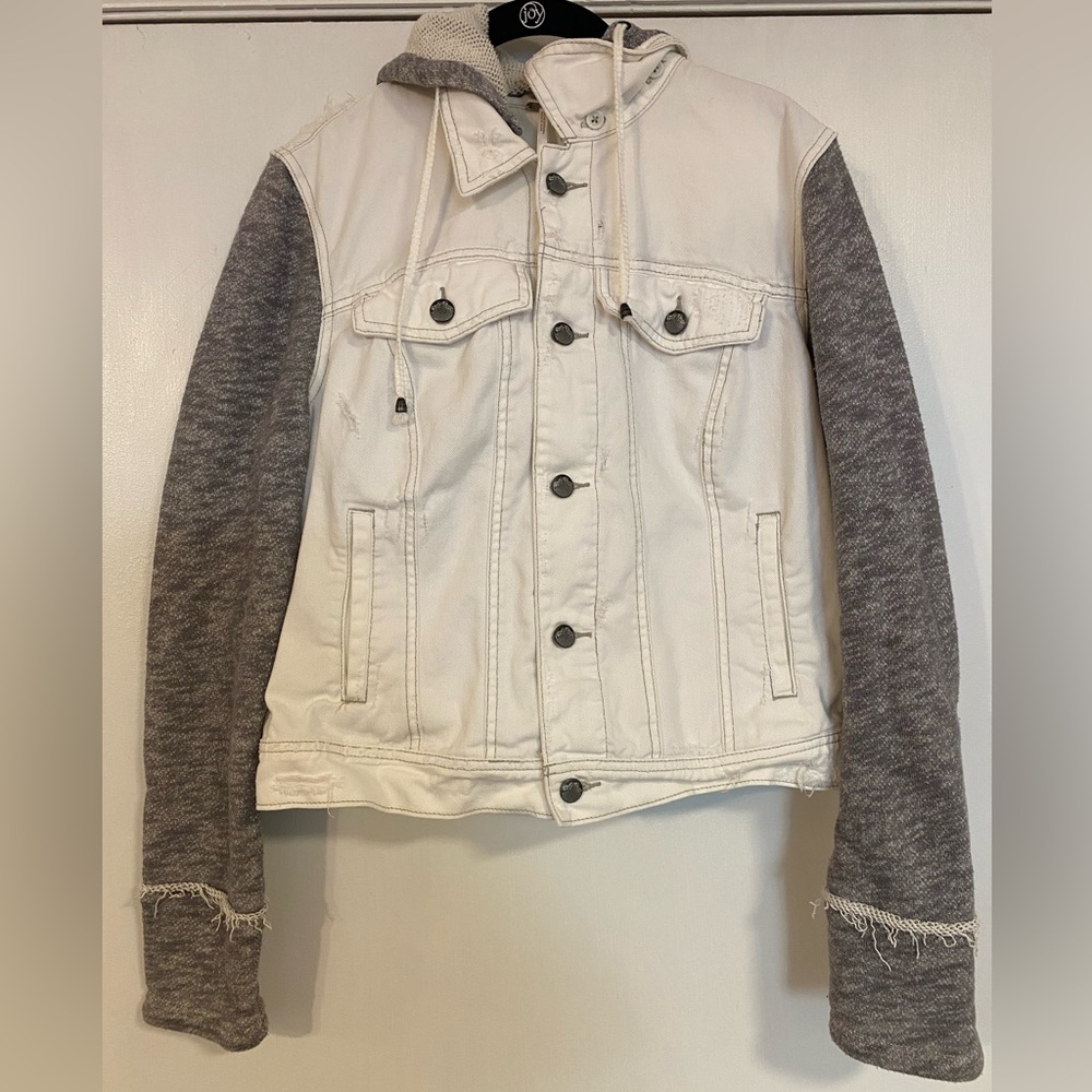 Free People Distressed White Denim Jacket - Size Large - Picture 2 of 10